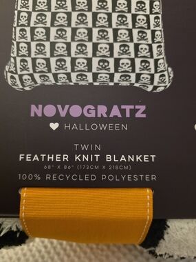 NOVOGRATZ Halloween Twin Skull Feather Knit Blanket - Black & White